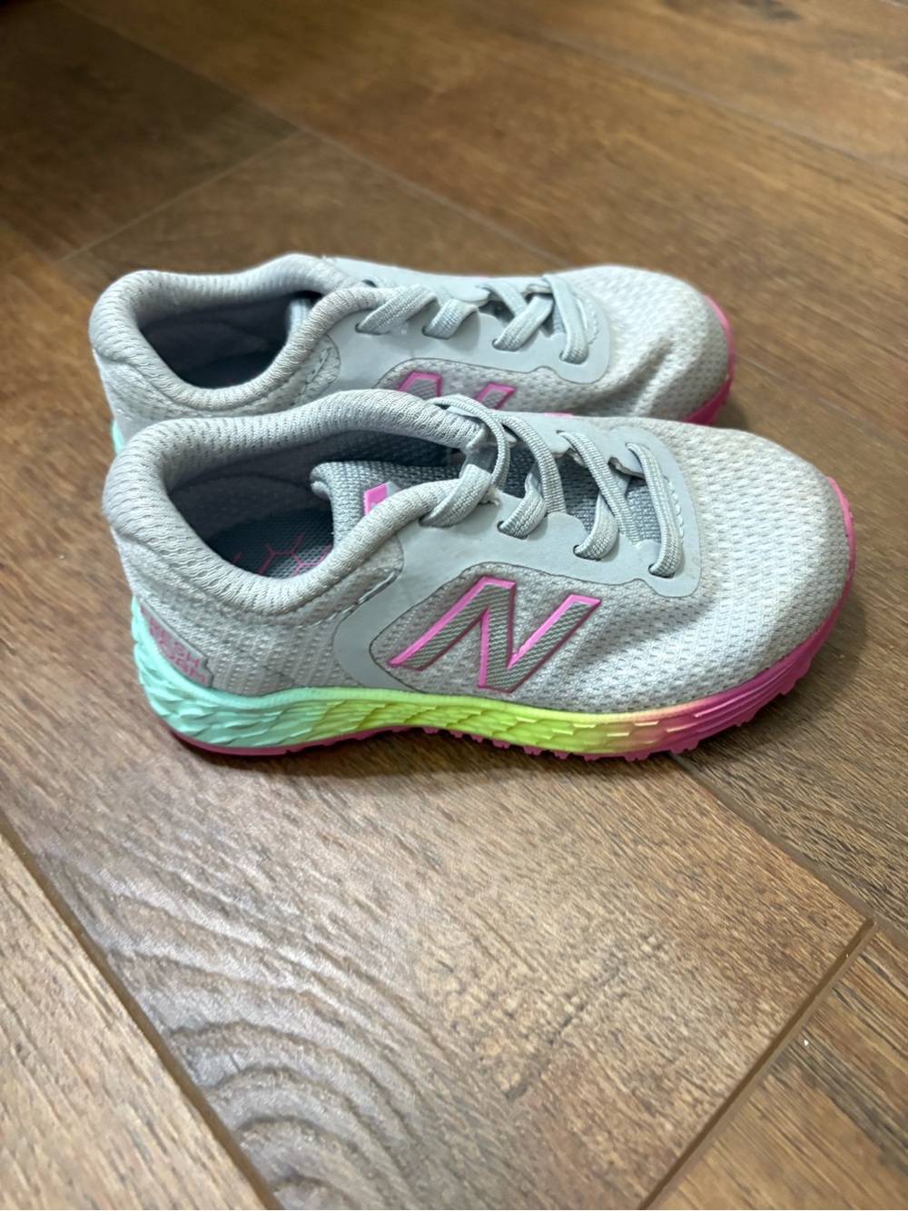 New Balance Kids Light Gray Mesh Sneakers with Pink Logo and Multicolor Sole